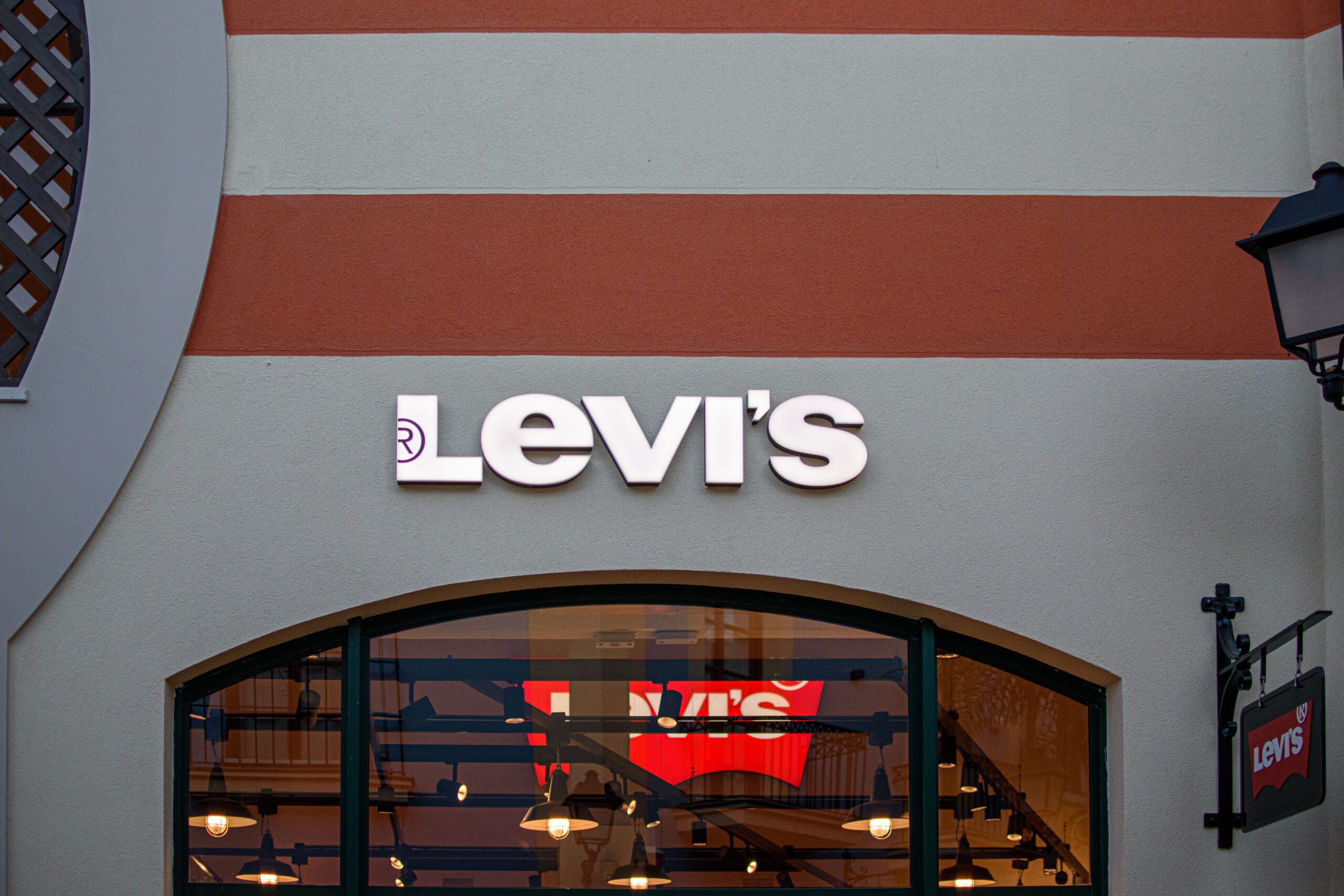 Logotec Rótulos luminosos Málaga Levis