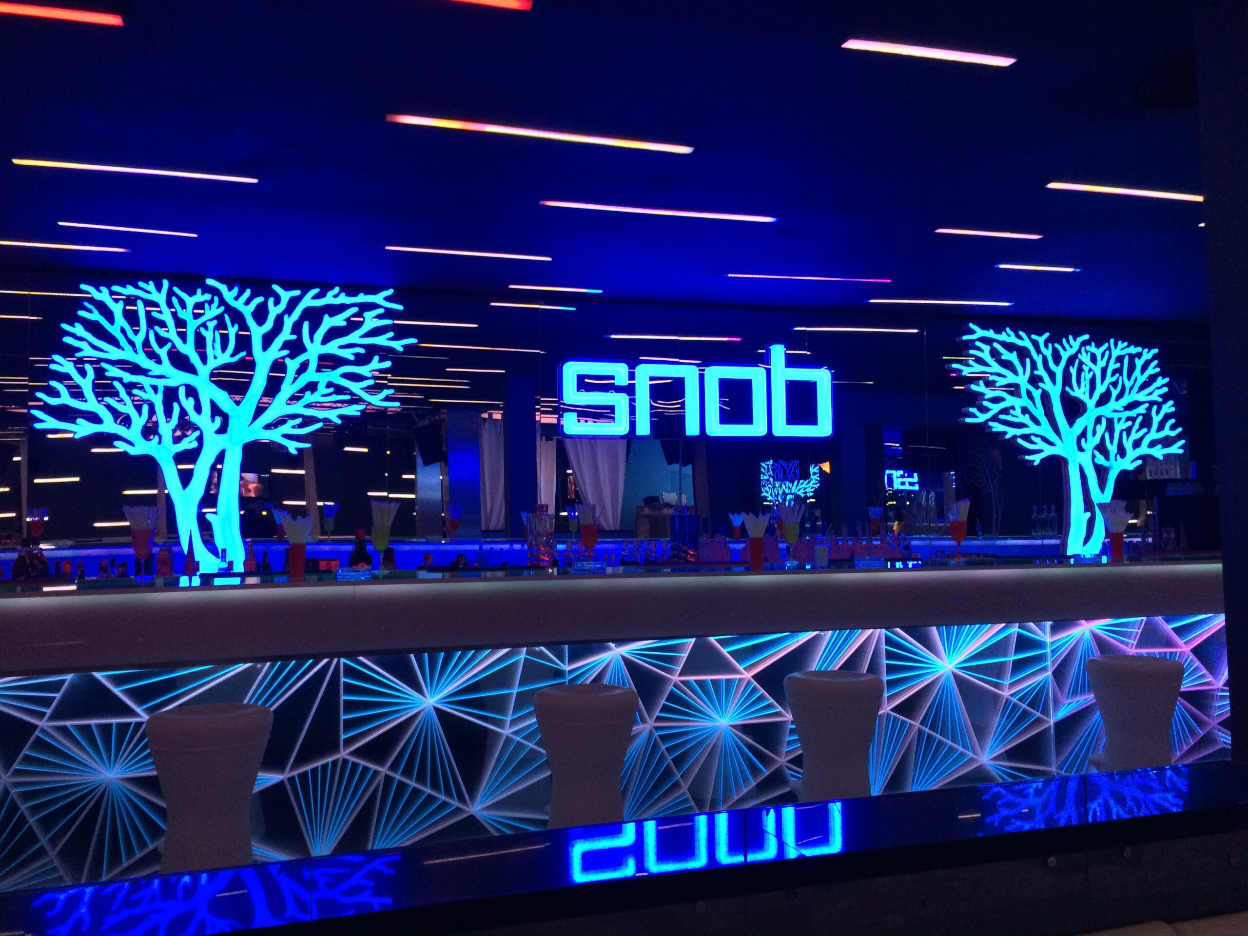 Logotec Interiorismo comercial Snob
