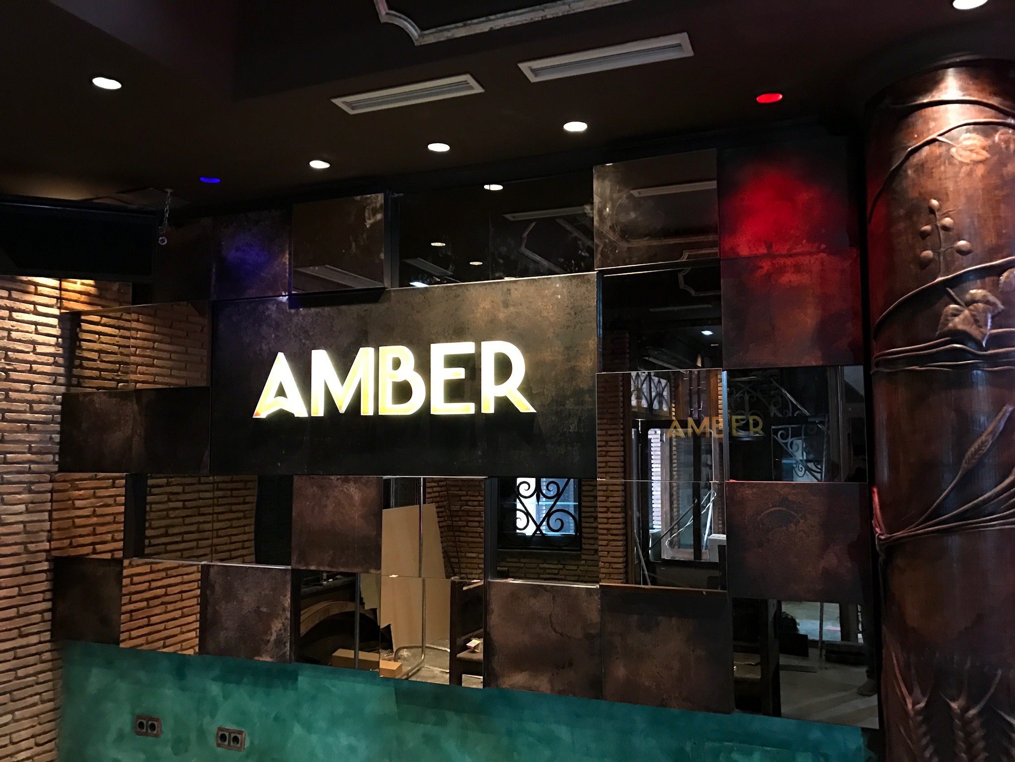 Logotec Interiorismo comercial Málaga Amber
