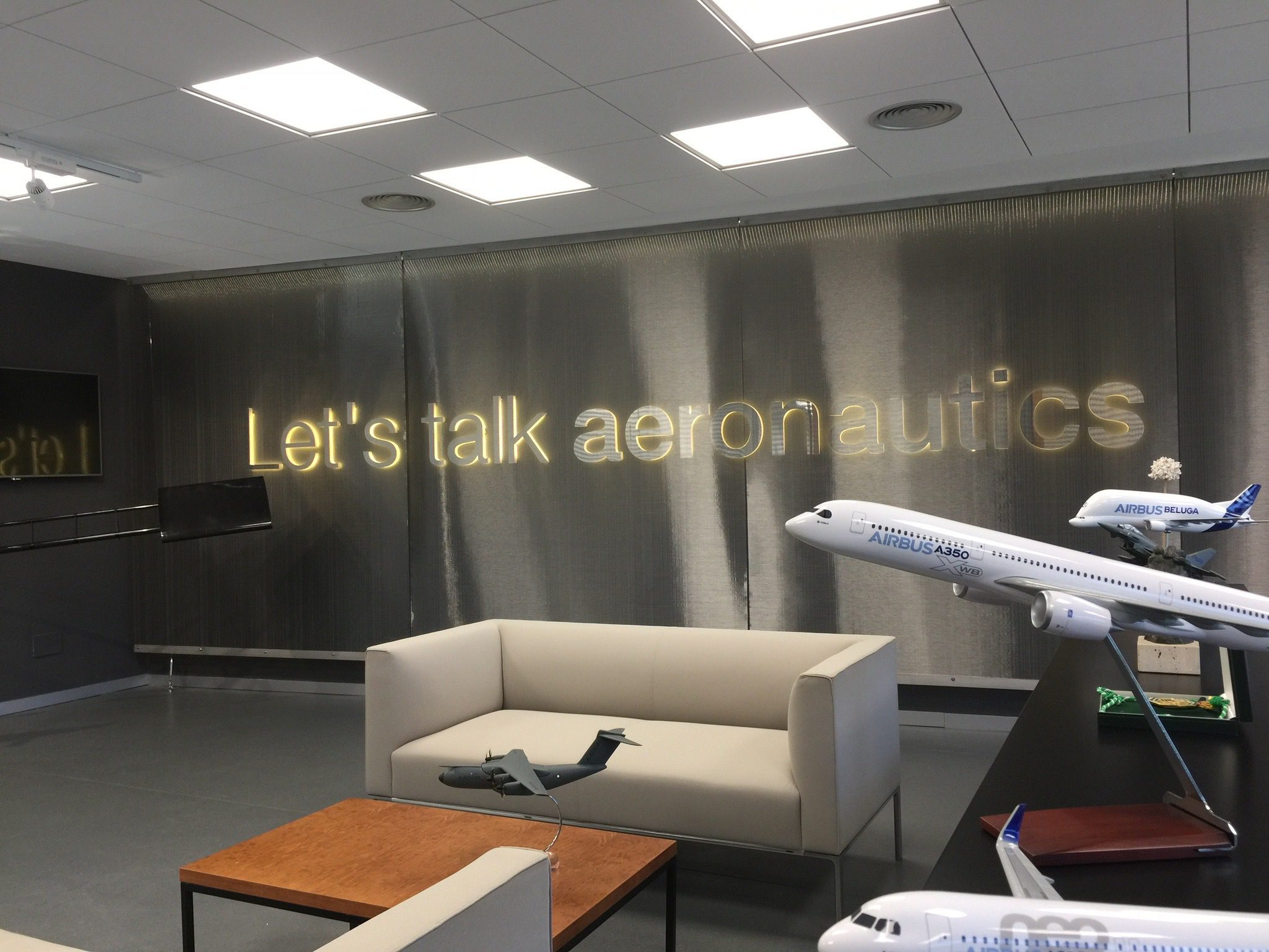 Logotec Interiorismo comercial Málaga Aertec