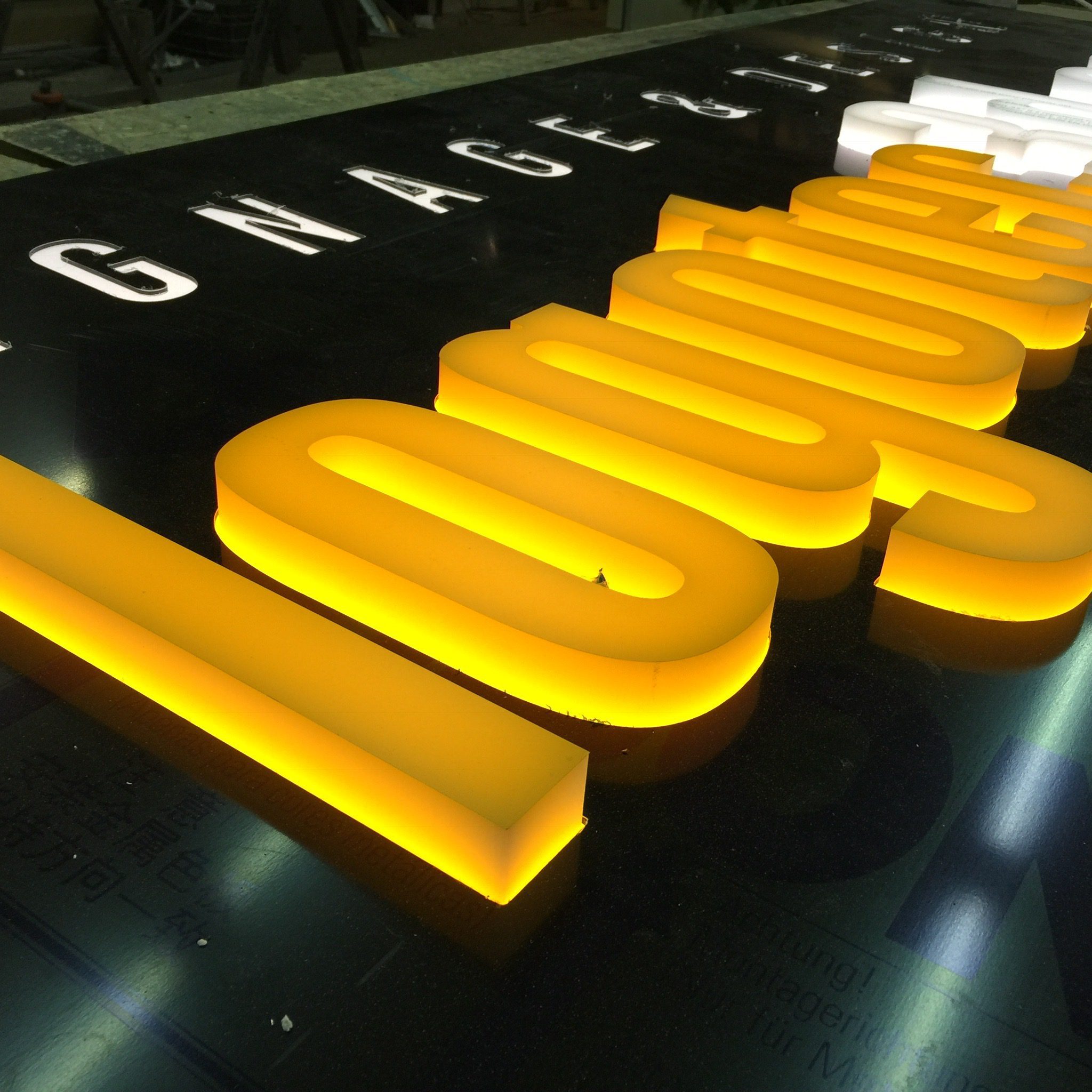 Logotec letras corpóreas iluminadas