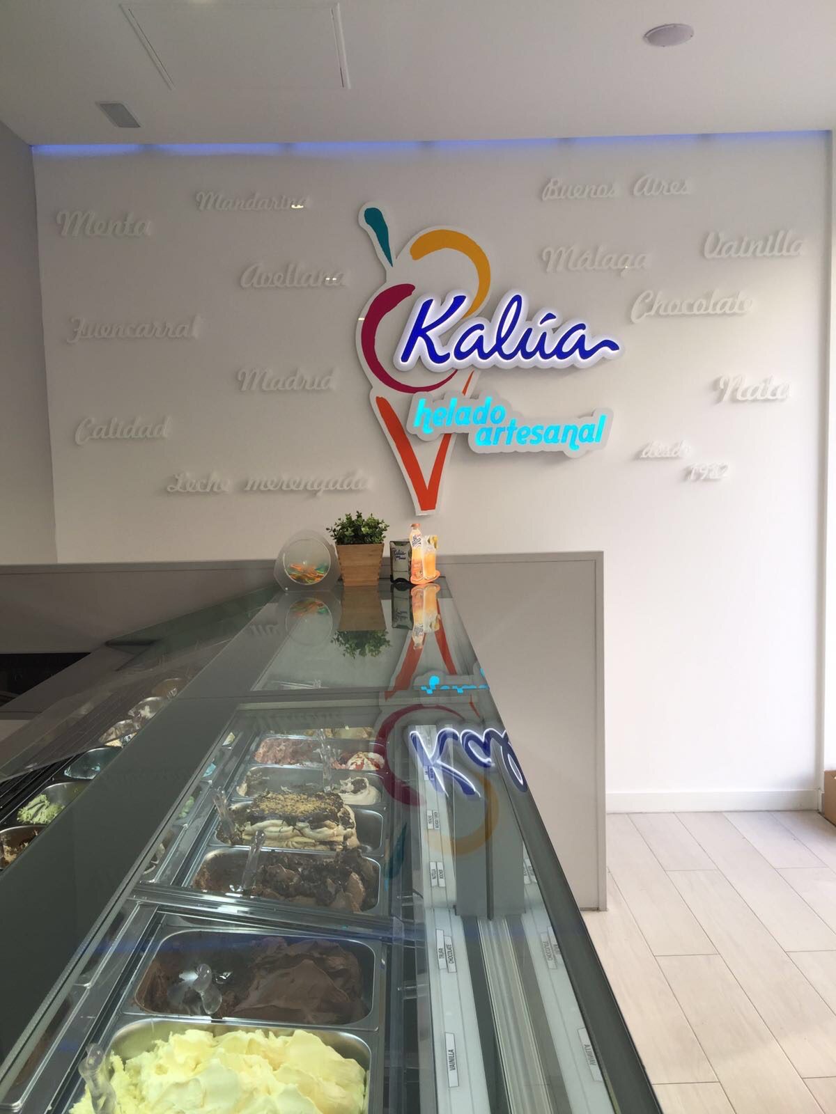 Logotec Interiorismo comercial Málaga Kalúa
