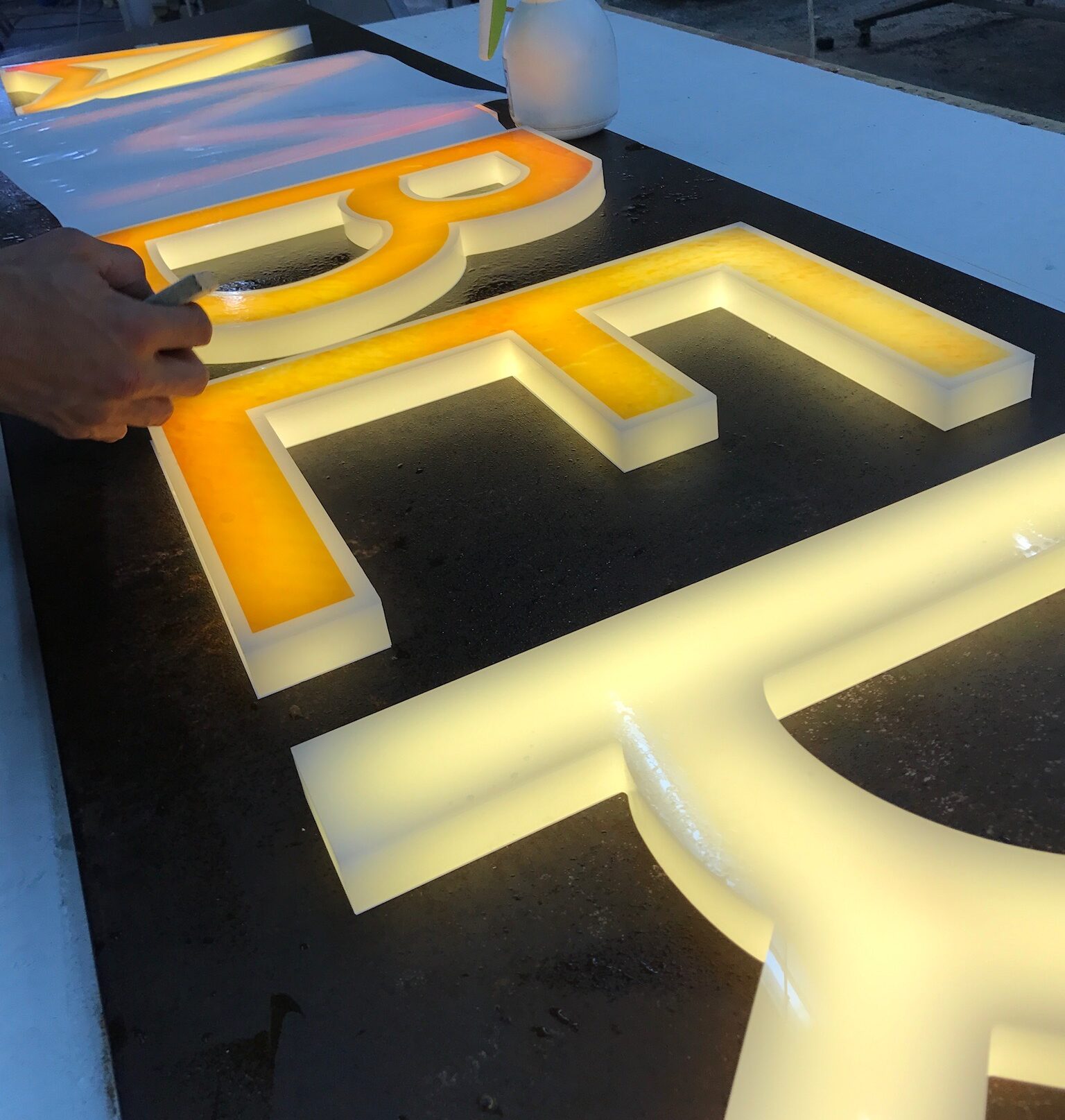 Logotec letras corpóreas iluminada