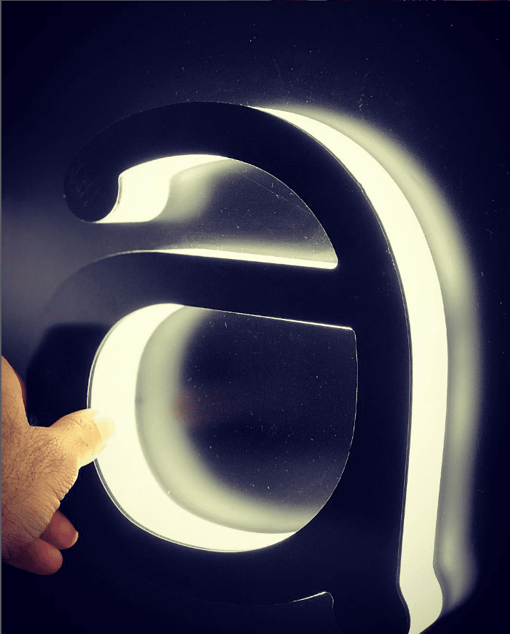 Logotec Letras corpóreas Retroiluminada