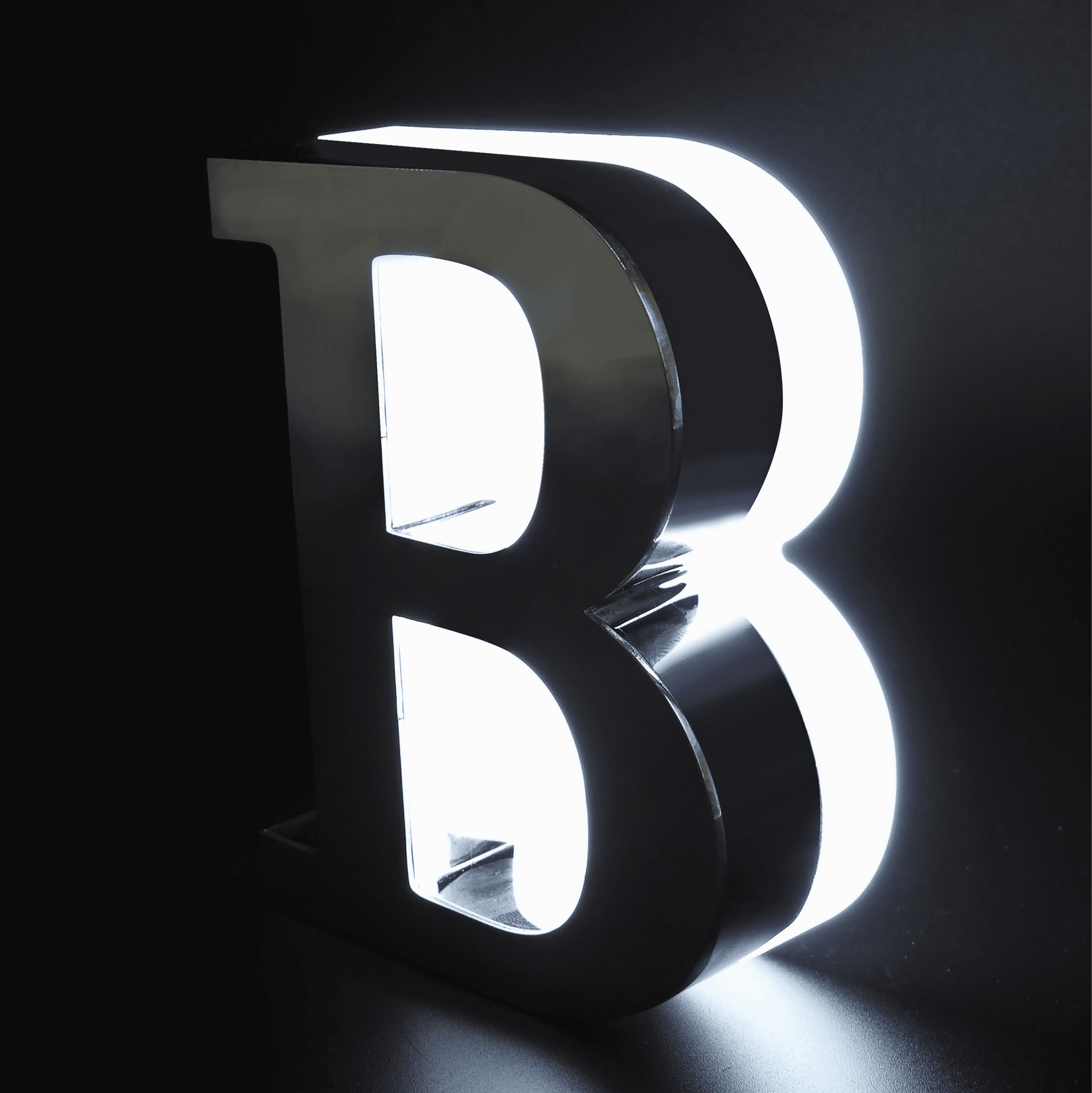 Logotec letras corpóreas retroiluminada