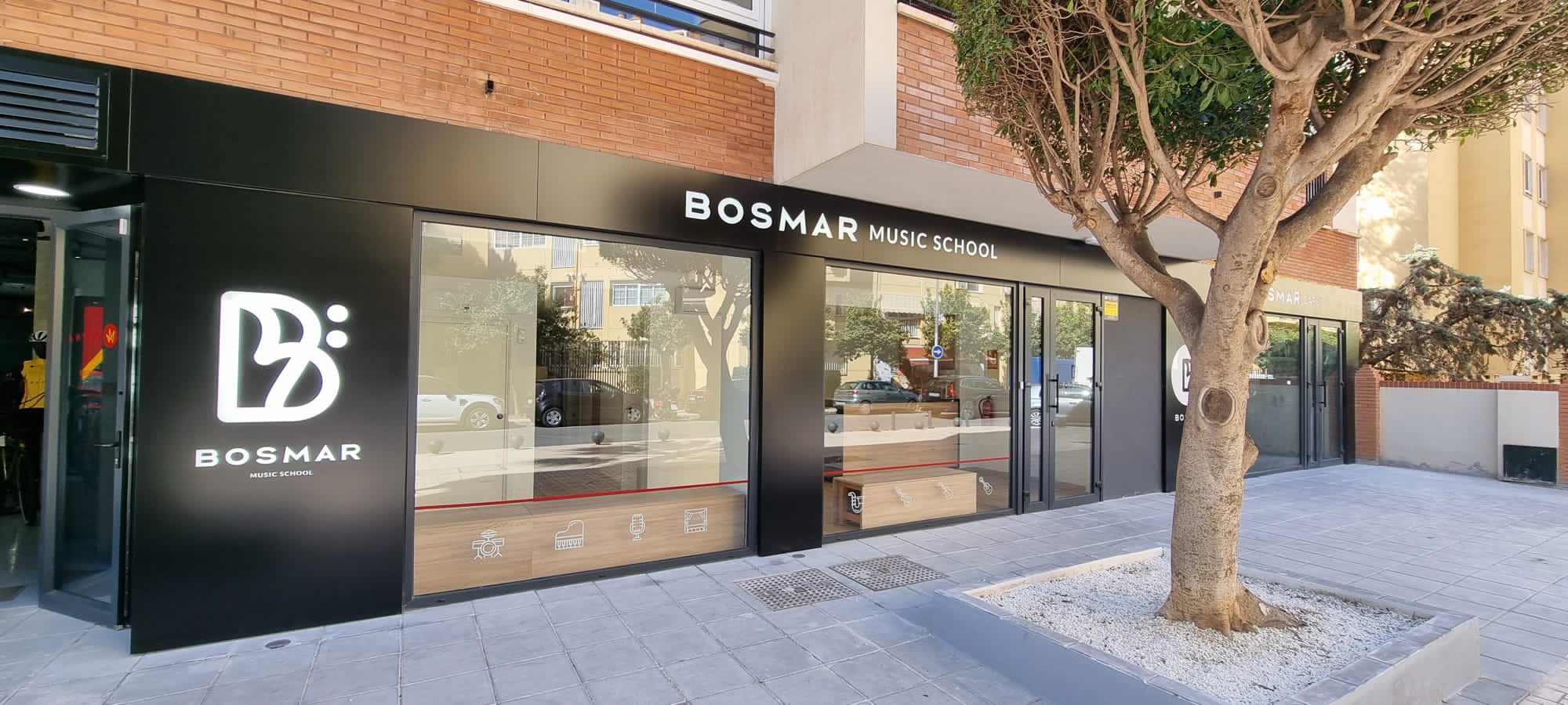 Logotec Fachadas comerciales Bosmar