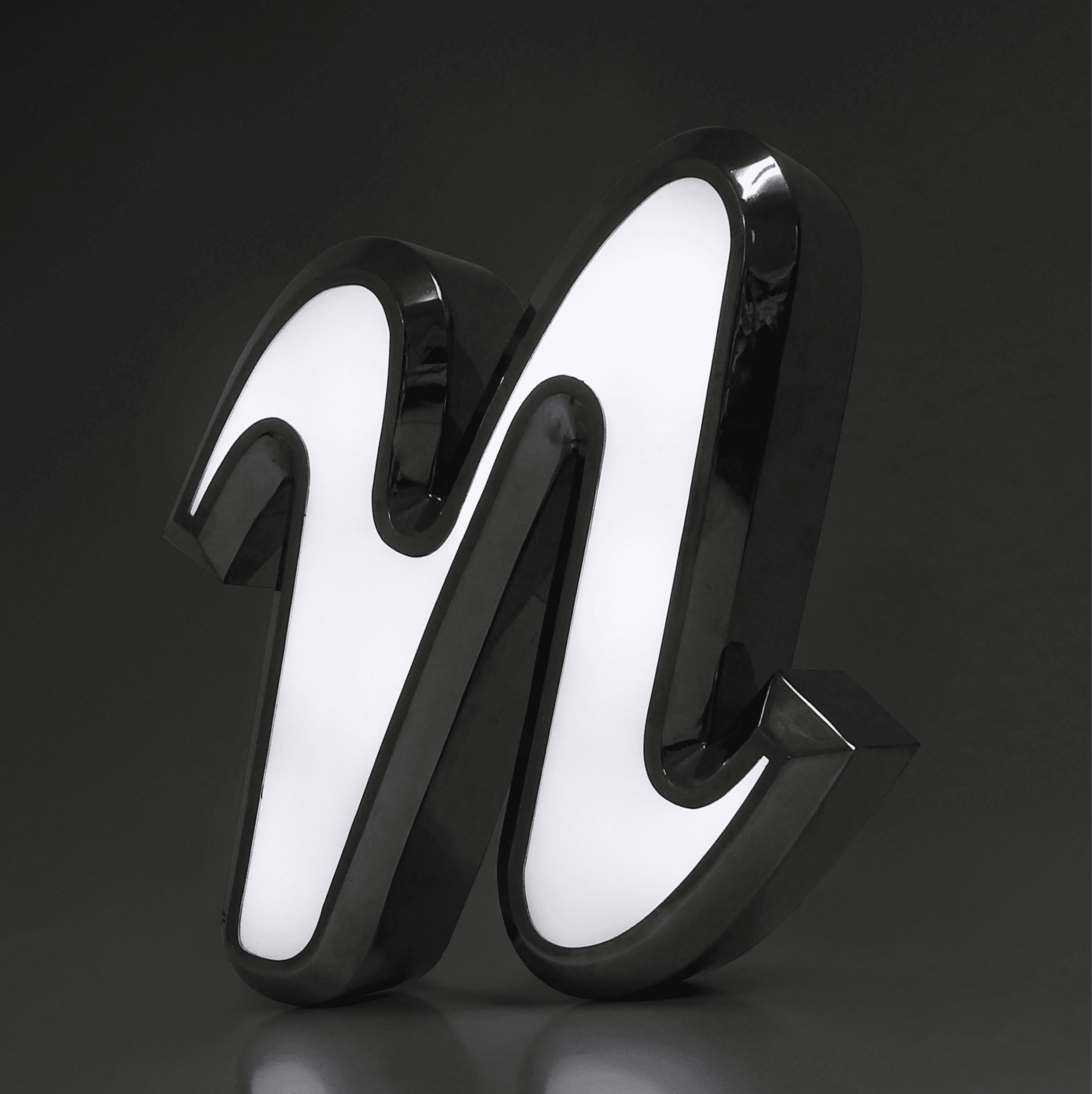 Logotec letras corpóreas iluminadas
